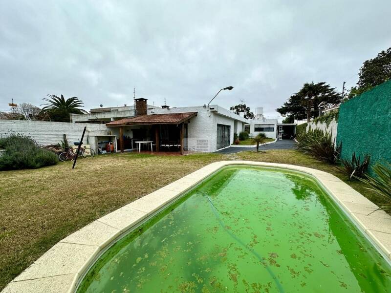 Jardín con piscina y barbacoa